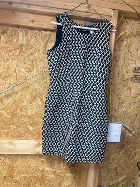 BANANA REPUBLIC/Sleeveless  black and cream Geometric Sheath Dress